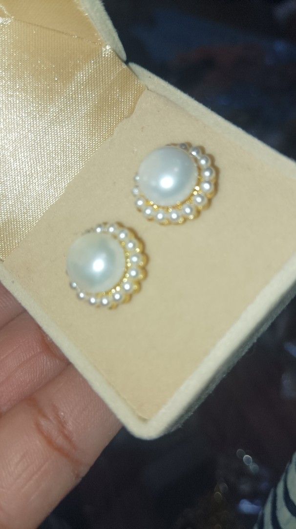 Pearl and Gold Flower Earrings (Category: Earrings) located in Manila. Submitted by princessfarrah_30 (Listing ID 1454345589, Image 2). Description: - Cute pearl earrings with a beautiful gold flower design. - Features a large pearl in the center, encircled by smaller pearls. - Comes in a lovely gift box, making it perfect for presents. - Adds a touch of elegance to any outfit. - Ideal for gifting or a special treat for yourself..