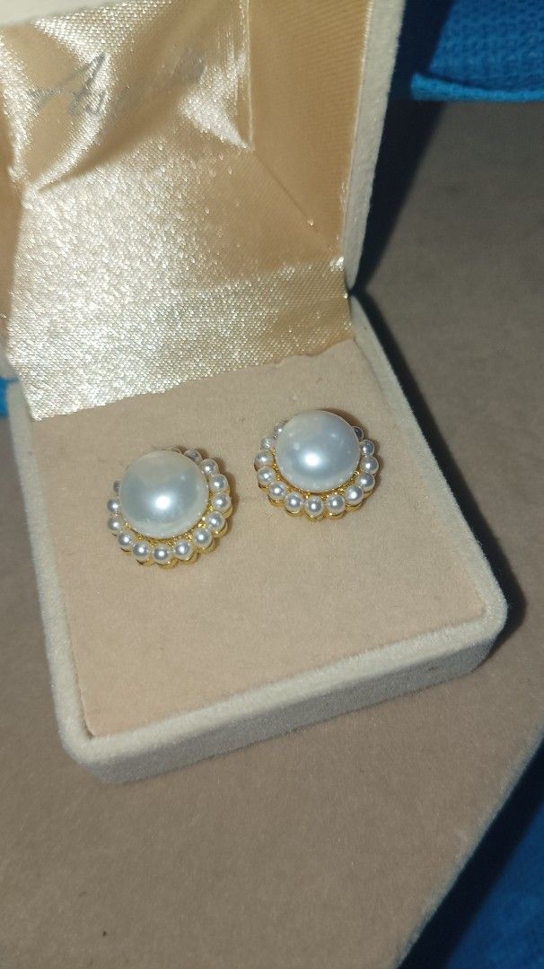 Pearl and Gold Flower Earrings (Category: Earrings) located in Manila. Submitted by princessfarrah_30 (Listing ID 1454345589, Image 1). Description: - Cute pearl earrings with a beautiful gold flower design. - Features a large pearl in the center, encircled by smaller pearls. - Comes in a lovely gift box, making it perfect for presents. - Adds a touch of elegance to any outfit. - Ideal for gifting or a special treat for yourself..