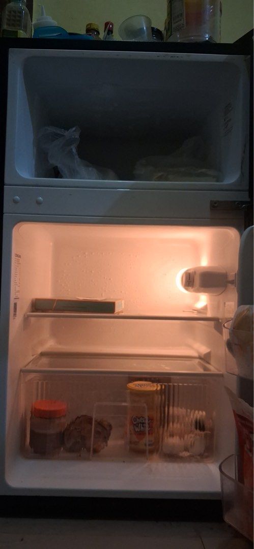 Personal Ref (Category: Refrigerators and Freezers) located in Manila. Submitted by marysyville (Listing ID 1454319057, Image 2). Description: Used not abused, Move out of apartment Only used for breastmilk storage.