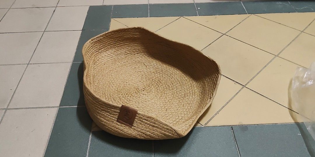 Pet Strew Bed (Category: Homes & Other Pet Accessories) located in Singapore. Submitted by digitalfrauds (Listing ID 1454318921, Image 1). Description: .