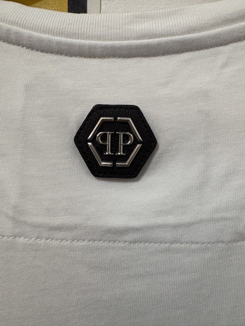Philipp Plein Platinum Cut Tee (Category: Tshirts & Polo Shirts ) located in Echague. Submitted by jake_rc (Listing ID 1454199358, Image 3). Description: Philipp Plein Platinum Cut Tee Size XL on tag Features a distinctive graphic of a teddy bear adorned with sparkling rhinestones Dimes 20.5 x 30.5 Price 480 plus SF.