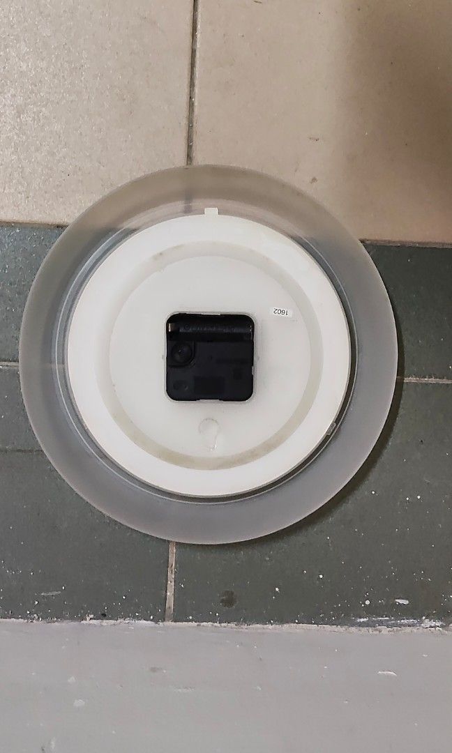 Plastic Clock (Category: Clocks) located in Singapore. Submitted by digitalfrauds (Listing ID 1454308544, Image 2). Description: .