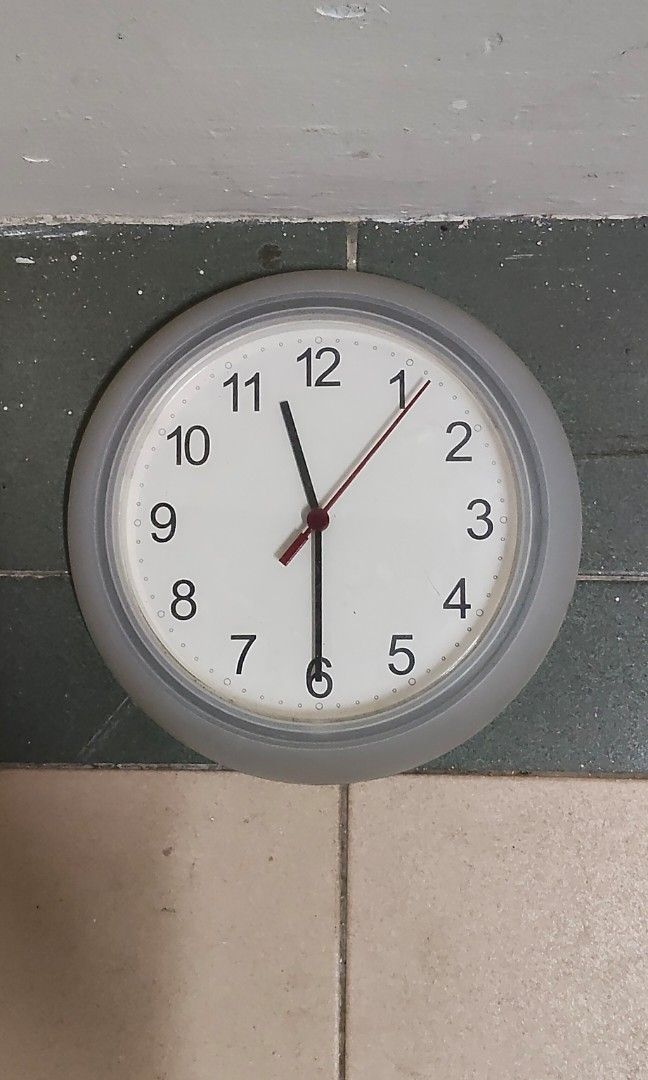 Plastic Clock (Category: Clocks) located in Singapore. Submitted by digitalfrauds (Listing ID 1454308544, Image 1). Description: .