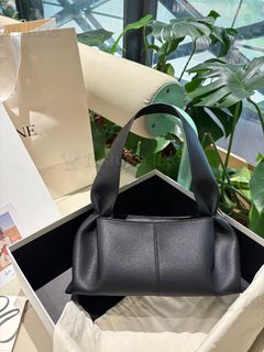 (Category: ) located in . Submitted by fashion.luxe (Listing ID 1454276457, Image 1). Description: .