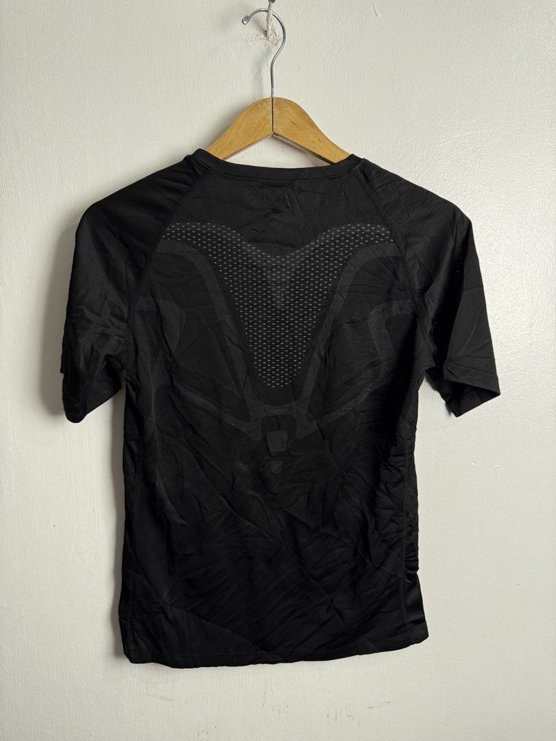 Pro combat compression shirt (Category: Activewear) located in Daraga. Submitted by mirandillaadrian (Listing ID 1454332918, Image 3). Description: No issue Like new Small 18x26.
