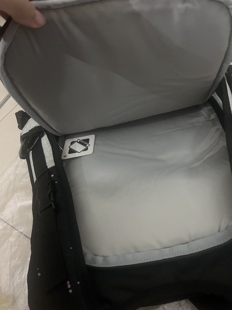 Quicksilver Laptop Bag (Category: Laptop Bags & Sleeves) located in Marikina City. Submitted by bodegadiaries (Listing ID 1454339314, Image 3). Description: Quicksilver Laptop Bag Brand NEW w/ tag It has: - multiple side compartments - organizer inside - laptop compartment (fits 15”-17” laptop) RFS: Decluttering.