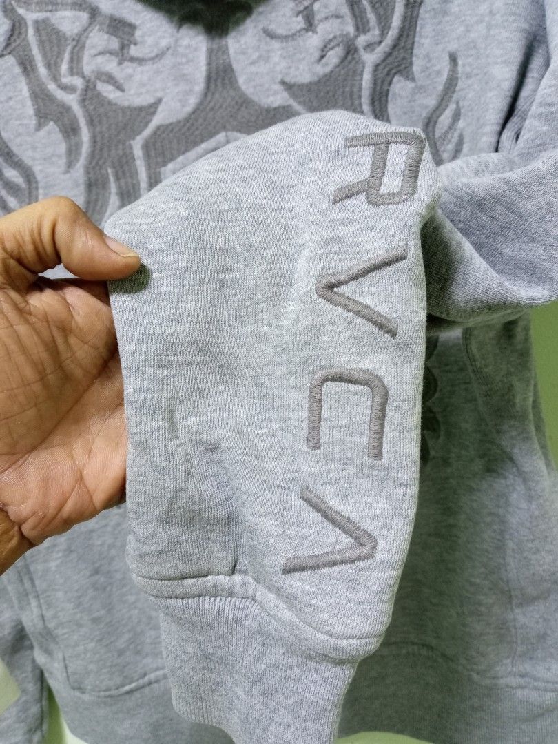 RVCA Grey Zip-Up Hoodie with Crest Logo (Category: Hoodies) located in Manila. Submitted by onewikstraight (Listing ID 1454259043, Image 3). Description: - Grey RVCA zip-up hoodie - RVCA crest logo on the front - Large RVCA graphic on the back - RVCA text detail on the sleeve - Two front pockets - Size small bestfit 20 21W 27L - Full zip closure - Adjustable drawstring hood PM 📨📥 1200+sf.