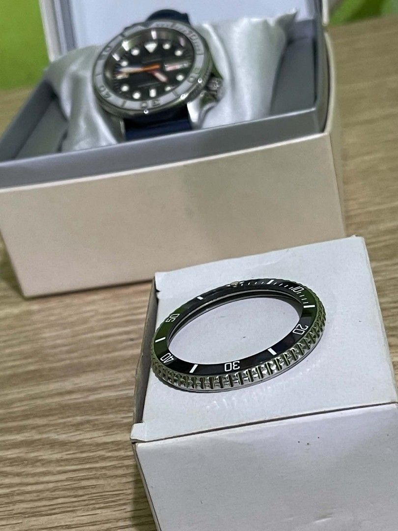 Seiko Automatic Diver-Style Watch – 40mm (Category: Men's Watches) located in Caloocan City. Submitted by luwest (Listing ID 1454196755, Image 3). Description: Extras: Box, cushion, spare bezel, bracelet links, leather strap Condition: Second-hand, somewhat good light wear, not like newly bought Price Range: ₱6,800 – ₱8,000 in complete set..
