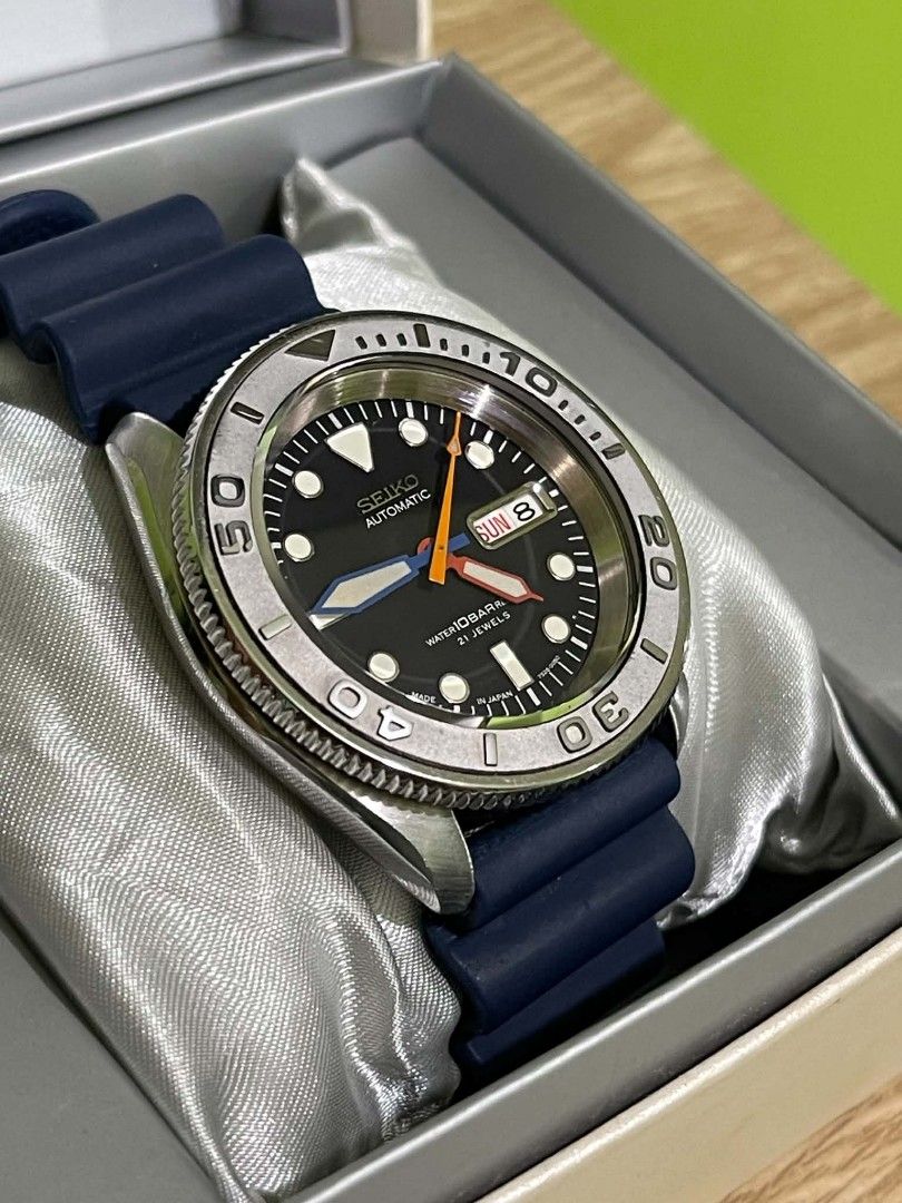 Seiko Automatic Diver-Style Watch – 40mm (Category: Men's Watches) located in Caloocan City. Submitted by luwest (Listing ID 1454196755, Image 1). Description: Extras: Box, cushion, spare bezel, bracelet links, leather strap Condition: Second-hand, somewhat good light wear, not like newly bought Price Range: ₱6,800 – ₱8,000 in complete set..