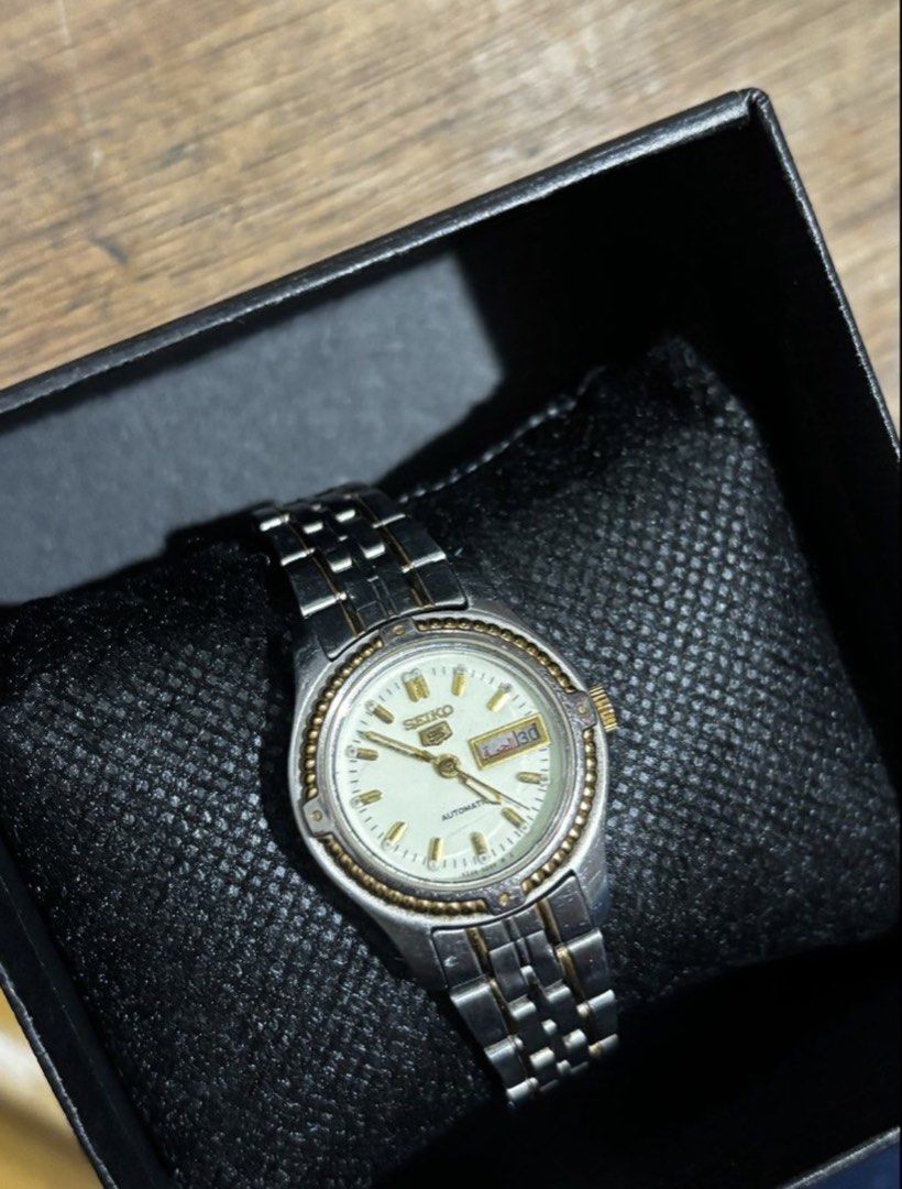 Seiko watches Both for 2k (Category: Luxury Watches) located in Agdangan. Submitted by abbyandrei (Listing ID 1454337844, Image 2). Description: Seiko 5 Automatic watch natanggal lang crown (kayo na bahala magpakabit) Seiko Vintage Manual Winding .