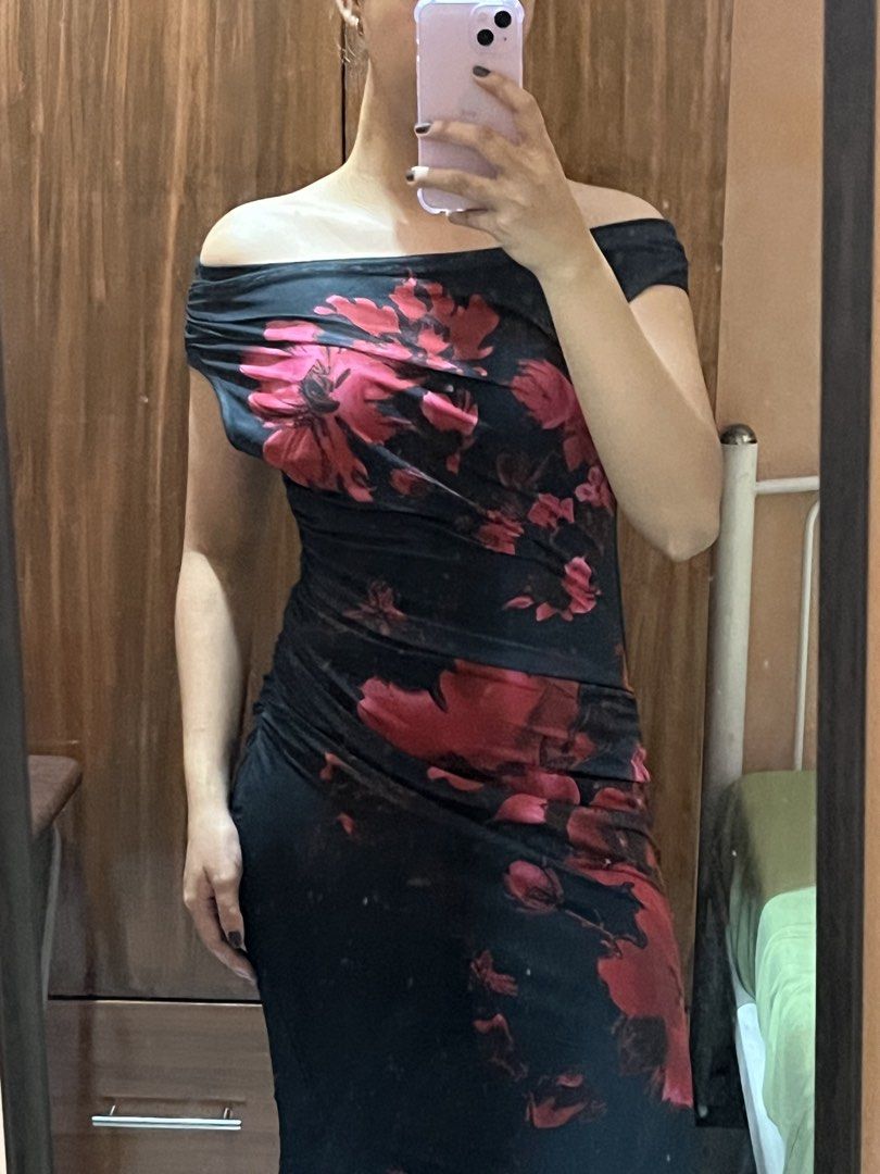 Shein Floral Maxi Dress (Category: Dresses) located in Quezon City. Submitted by jengina (Listing ID 1454298580, Image 3). Description: Super pretty and body hugging! Rfs: binili ko lang for an event pero found a better dress kaya benta nalang.