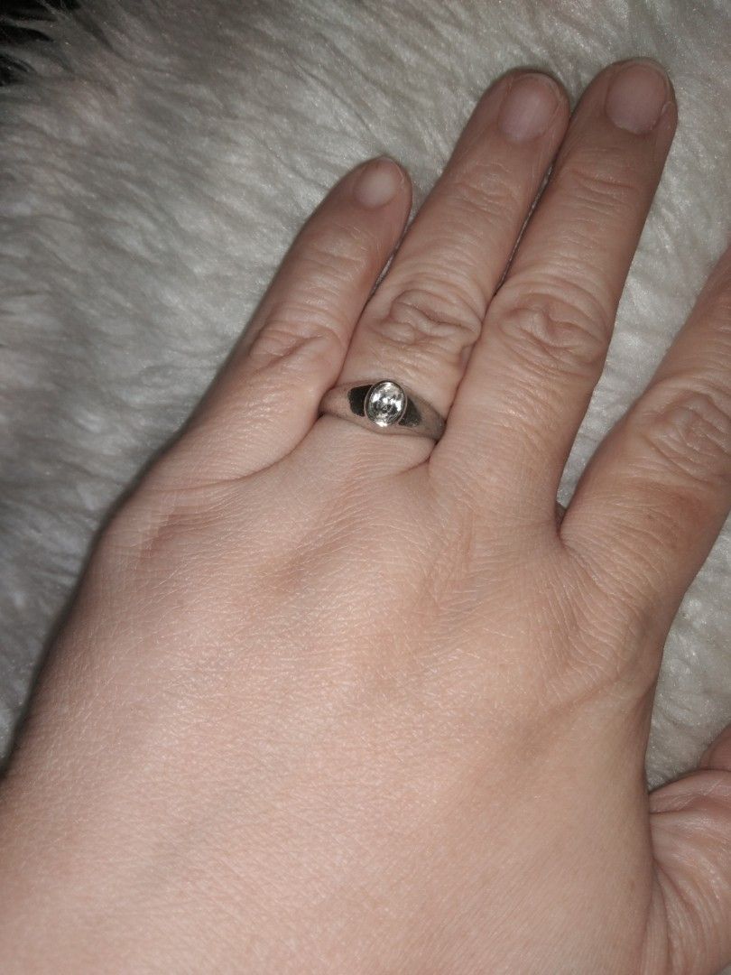 Single oval stone size 8 ring (Category: Rings) located in Quezon City. Submitted by eidorableshop (Listing ID 1454347230, Image 1). Description: .