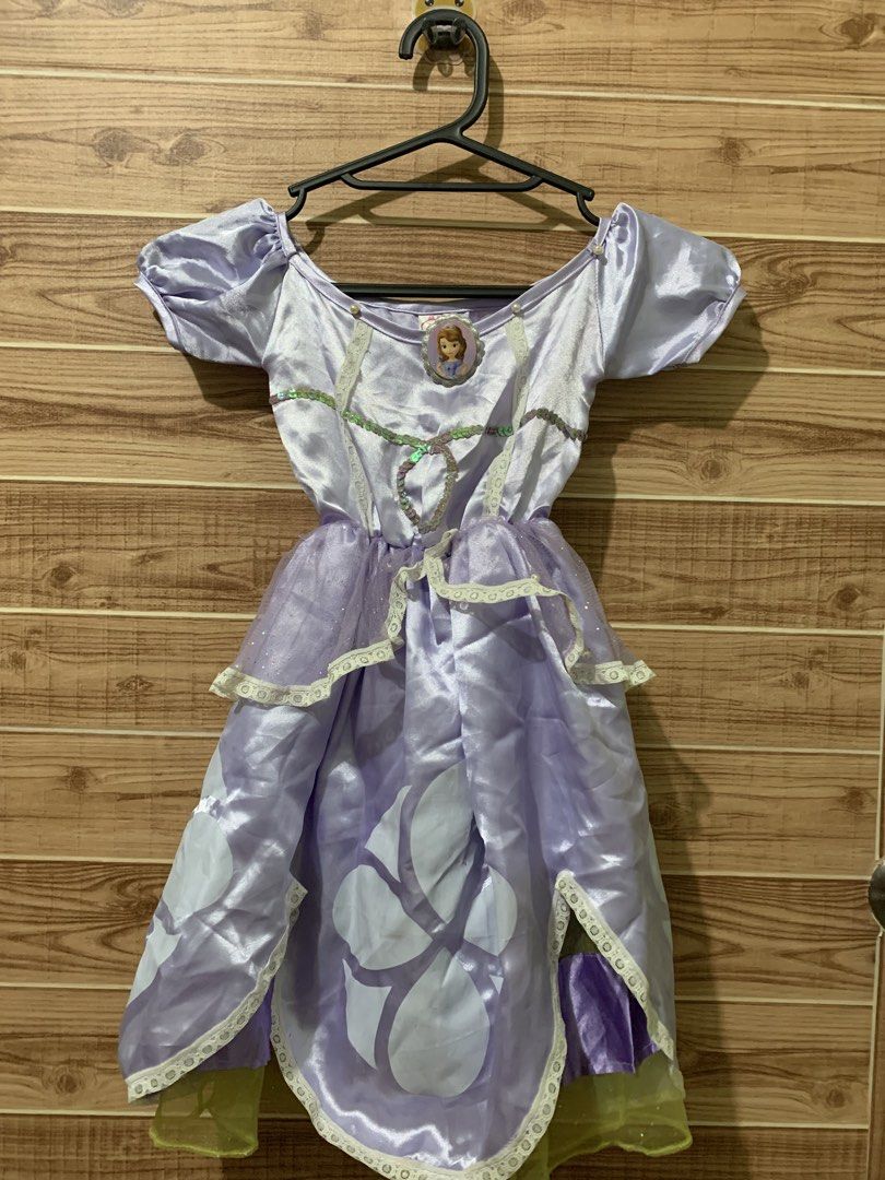 Sofia Magenta & Gold Costume Dress (Category: Dresses) located in Binan City. Submitted by katespanie (Listing ID 1454196212, Image 1). Description: Pre-loved, used na siya but still in good condition, as seen sa photos. Meron lang normal signs of use, pero pwede pa pang-ruma o pang-alis. Size: Small (for kids) 3-5 yrs old (depends sa laki ng bata) BUY 2 DRESS NA FOR ONLY ₱150 📍 Location: LAGUNA 🚚 Lalamove delivery available. 💸 Shipping fee is