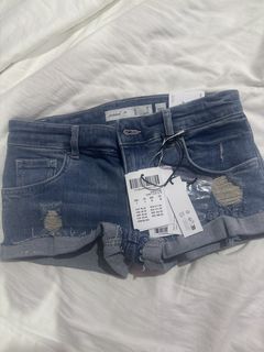 (Category: ) located in . Submitted by chloe.sellingpreloved (Listing ID 1454352972, Image 1). Description: .