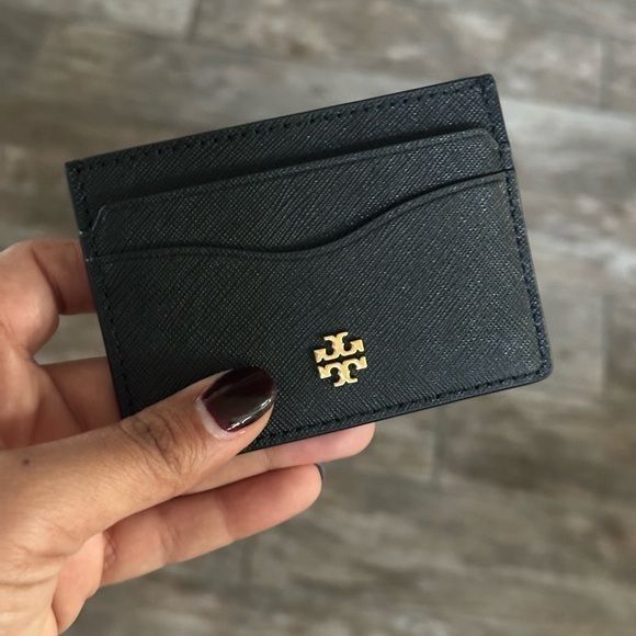 Tory Burch. (Category: Wallets & Card Holders) located in Singapore. Submitted by afiqahlayla (Listing ID 1454218607, Image 1). Description: as seen in pic..