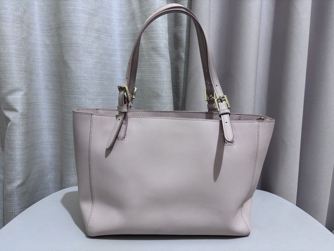 Tory Burch Tote Bag Pink - ORIGINAL - HEAVY USE (Category: Luxury Bags & Wallets) located in Pasig City. Submitted by any_a (Listing ID 1454291739, Image 3). Description: Original Tory Burch leather tote bag in pink for declutter. I used it heavily so check pictures for scratches. See picture for size estimate. Can send images of interior so DM me. .