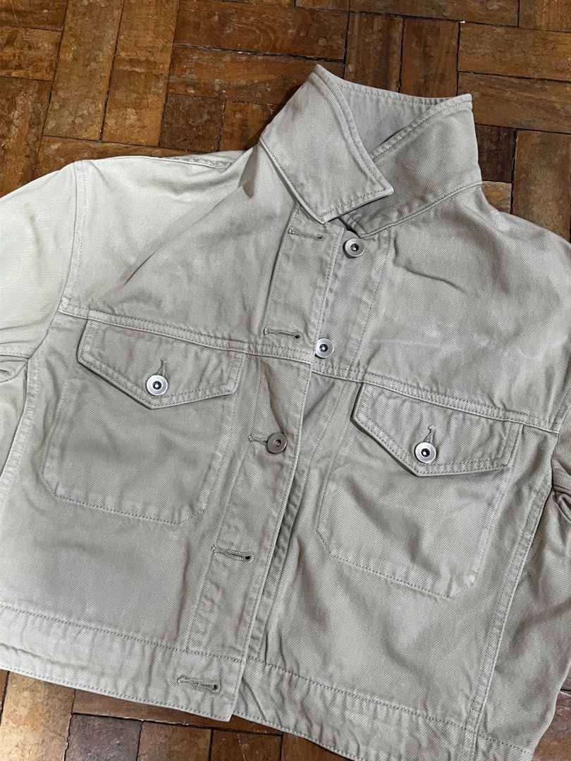 Uniqlo cropped denim jacket (Category: Coats, Jackets and Outerwear) located in Davao. Submitted by declutter29731 (Listing ID 1454265702, Image 2). Description: .