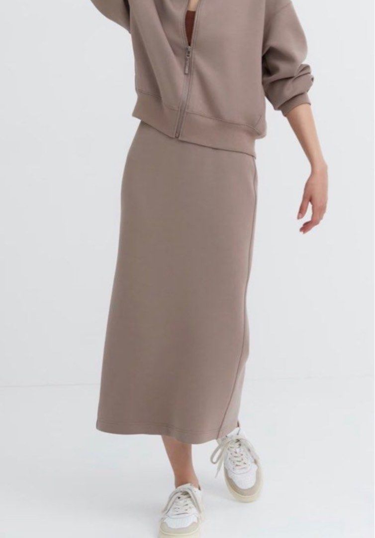 Uniqlo Dry Sweat Skirt (Category: Skirts) located in Dumaguete. Submitted by sethenne (Listing ID 1454220794, Image 1). Description: still in good condition!.