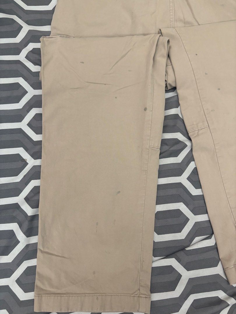 Uniqlo Khaki Cargo Pants (Category: Jeans) located in Manila. Submitted by markrobles54253 (Listing ID 1450147848, Image 2). Description: - size 32-33 - Khaki cargo pants - Drawstring waist for adjustable comfort - Multiple functional pockets - Ideal for casual wear - Comfortable fit for everyday use.