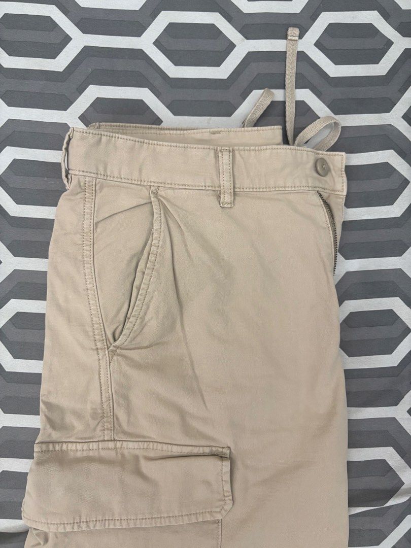 Uniqlo Khaki Cargo Pants (Category: Jeans) located in Manila. Submitted by markrobles54253 (Listing ID 1450147848, Image 3). Description: - size 32-33 - Khaki cargo pants - Drawstring waist for adjustable comfort - Multiple functional pockets - Ideal for casual wear - Comfortable fit for everyday use.