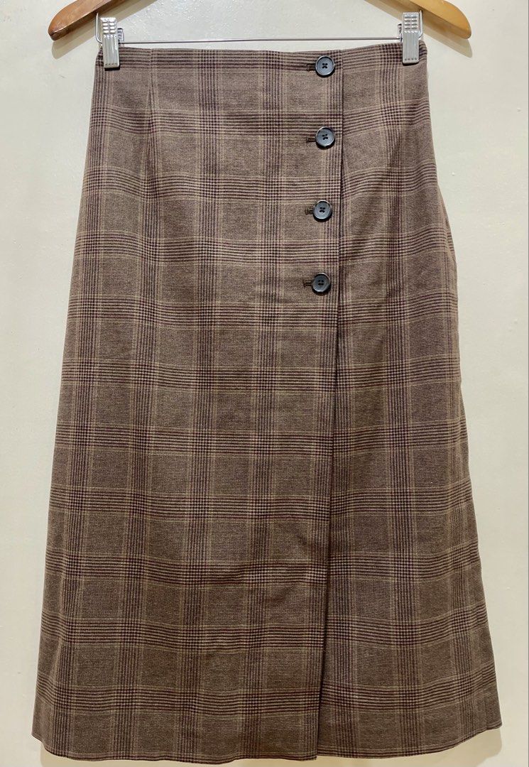 ‼️Sale‼️ Uniqlo Plaid Maxi Skirt (Category: Skirts) located in Quezon City. Submitted by thebusybeee (Listing ID 1454273600, Image 1). Description: -Uniqlo Plaid Maxi Skirt -Dark chocolate brown color -Pure Cotton -Side zipper -Overlap details -Size Large on tag but fits to Small to Medium only -With lignin Waistline: 26 Hips: 34 Length: 30.