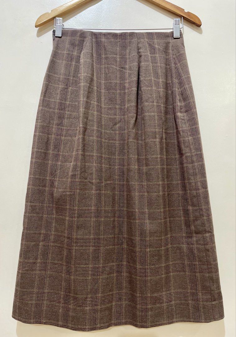 ‼️Sale‼️ Uniqlo Plaid Maxi Skirt (Category: Skirts) located in Quezon City. Submitted by thebusybeee (Listing ID 1454273600, Image 3). Description: -Uniqlo Plaid Maxi Skirt -Dark chocolate brown color -Pure Cotton -Side zipper -Overlap details -Size Large on tag but fits to Small to Medium only -With lignin Waistline: 26 Hips: 34 Length: 30.