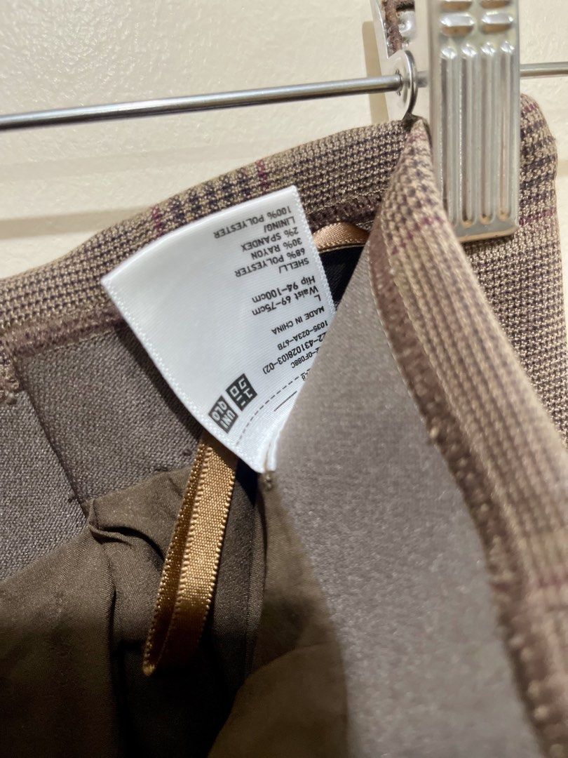‼️Sale‼️ Uniqlo Plaid Maxi Skirt (Category: Skirts) located in Quezon City. Submitted by thebusybeee (Listing ID 1454273600, Image 2). Description: -Uniqlo Plaid Maxi Skirt -Dark chocolate brown color -Pure Cotton -Side zipper -Overlap details -Size Large on tag but fits to Small to Medium only -With lignin Waistline: 26 Hips: 34 Length: 30.