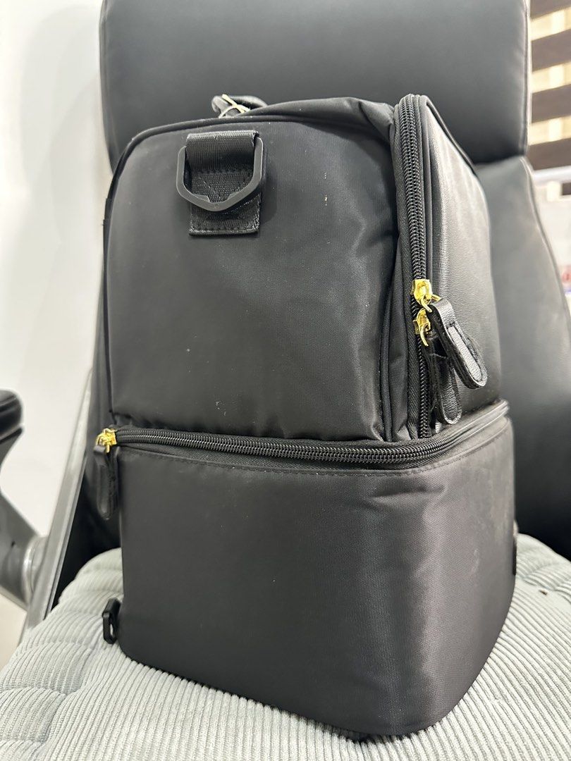 V-Coool Black Insulated Cooler Bag (Category: Breastfeeding & Bottle Feeding) located in Los Banos. Submitted by j.d.s. (Listing ID 1454200809, Image 2). Description: - Black V-Coool cooler bag - Two compartments: top and bottom - Zippers in good working condition - Features a top handle - Has a side strap attachment point - Ideal for keeping food and drinks cool on the go - Interior is clean - Ready for its next owner.