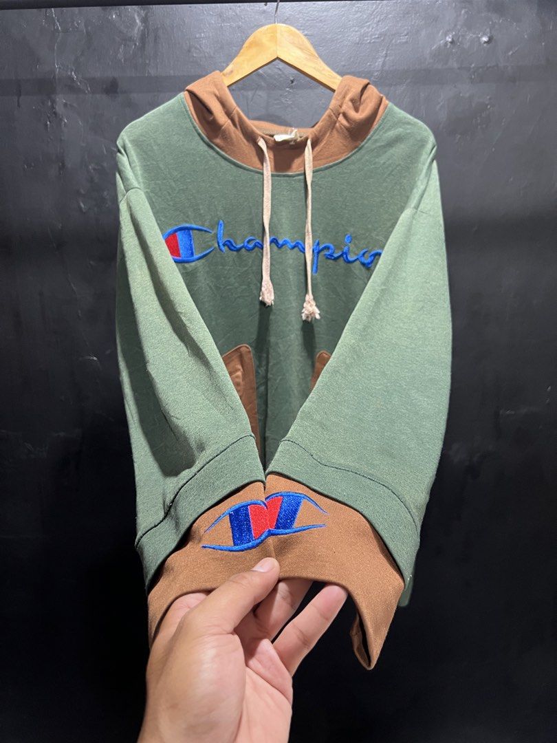 Vintage champion hoodie (Category: Activewear) located in Bacoor. Submitted by basicthrift (Listing ID 1454190177, Image 2). Description: Almost bnewhans with tags.
