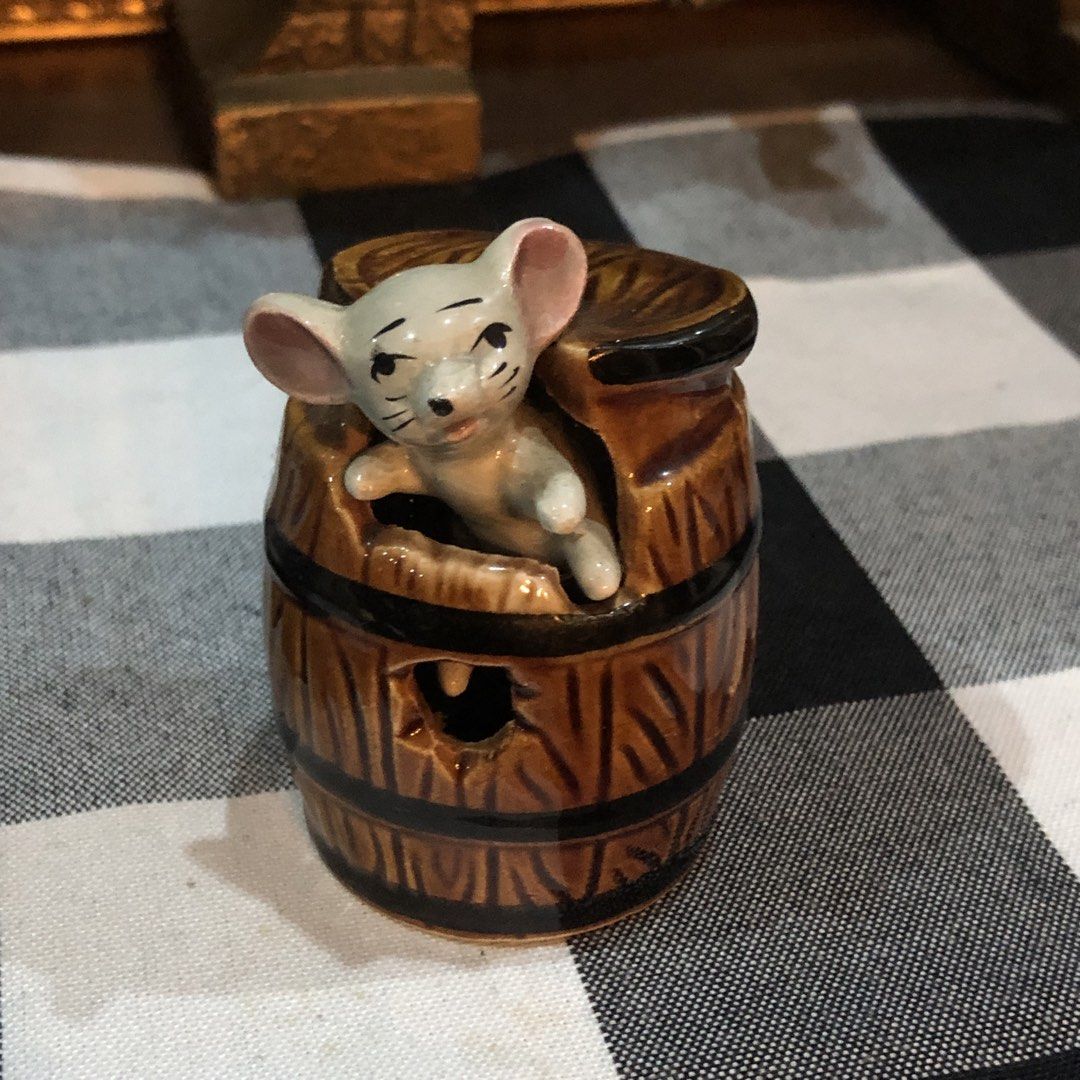 VINTAGE KITSCH MOUSE IN BARREL CERAMIC TOOTHPICK HOLDER (Category: Other Kitchenware & Tableware) located in Quezon City. Submitted by kitsune.treasures (Listing ID 1454321002, Image 1). Description: *First to pay policy! *1 day reservation only. Failure to pay on time, auto cancel. 📍Quezon City * MOD: J&T | Lalamove * MOP: GCASH | BPI 📦ON HAND AND READY TO SHIP! CONDITION: WHAT YOU SEE IS WHAT YOU GET. Dimensions: Kindly check the photos for t