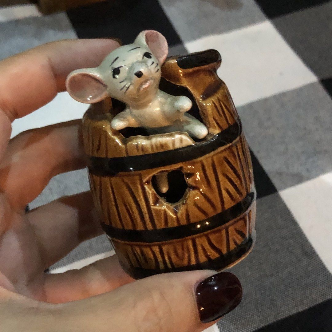 VINTAGE KITSCH MOUSE IN BARREL CERAMIC TOOTHPICK HOLDER (Category: Other Kitchenware & Tableware) located in Quezon City. Submitted by kitsune.treasures (Listing ID 1454321002, Image 2). Description: *First to pay policy! *1 day reservation only. Failure to pay on time, auto cancel. 📍Quezon City * MOD: J&T | Lalamove * MOP: GCASH | BPI 📦ON HAND AND READY TO SHIP! CONDITION: WHAT YOU SEE IS WHAT YOU GET. Dimensions: Kindly check the photos for t
