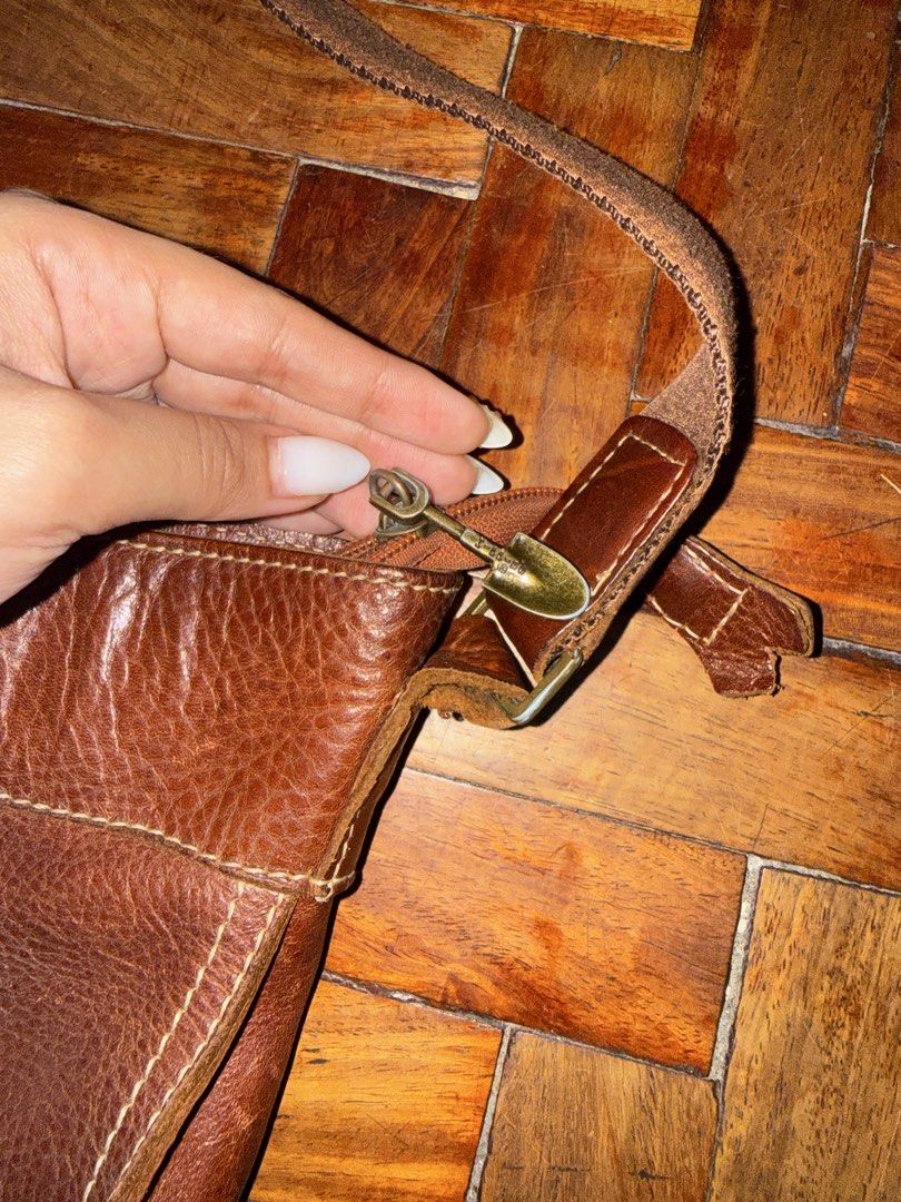 Vintage Leather Cross Body Bag (Category: Cross-body Bags) located in Cainta. Submitted by veronicasdeclutter (Listing ID 1454284548, Image 2). Description: .