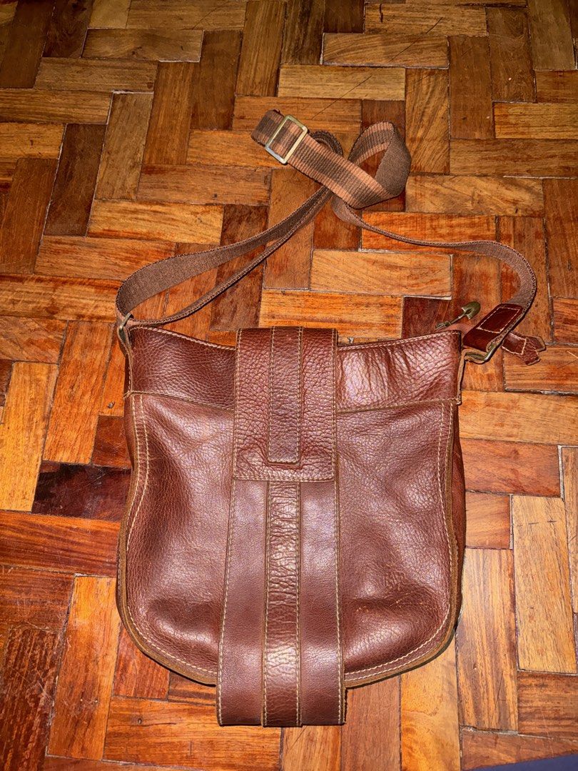 Vintage Leather Cross Body Bag (Category: Cross-body Bags) located in Cainta. Submitted by veronicasdeclutter (Listing ID 1454284548, Image 1). Description: .
