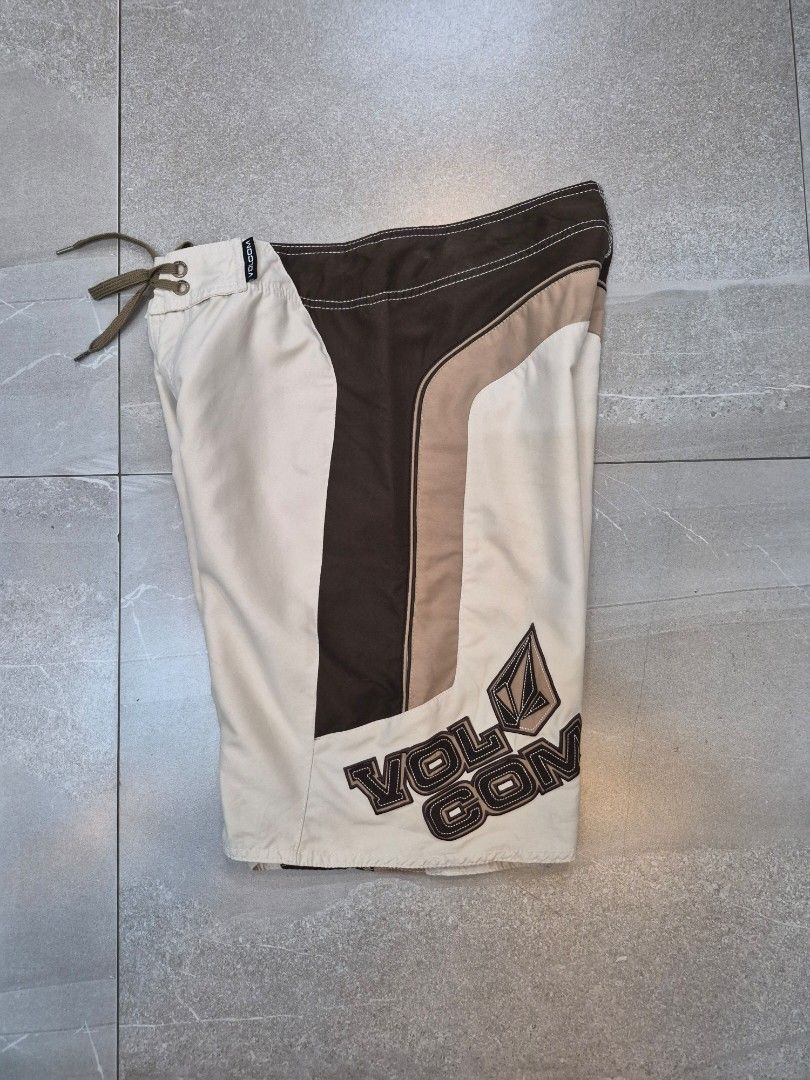 Volcom modetech boardshort (Category: Swim Trunks & Board Shorts) located in Cebu City. Submitted by grandtiger.d2a83a (Listing ID 1454297313, Image 3). Description: volcom modetech boarsshort waist 30-31 lenght 21 excellent condition .