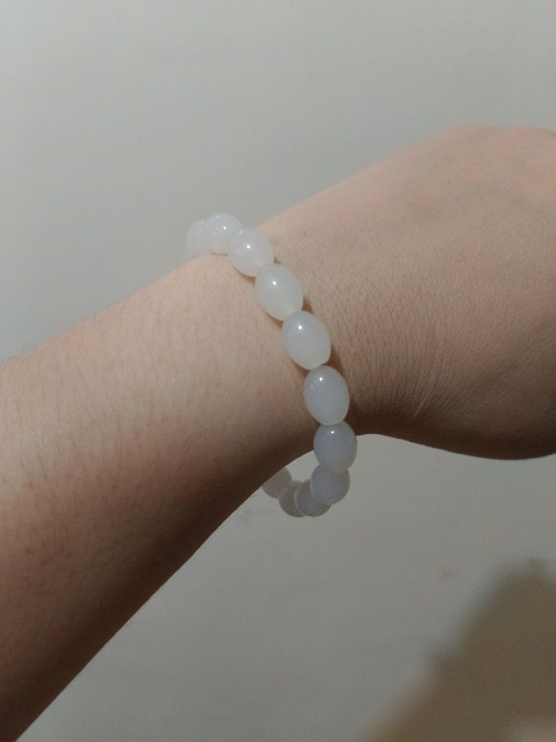 White Oval Bead Stone Stretch Bracelet (Category: Bracelets) located in Valenzuela. Submitted by misssfashionn (Listing ID 1454212344, Image 2). Description: - Simple white bracelet - Features smooth, polished oval beads - Stretchy band for easy on and off - Versatile for everyday wear - Looks great worn solo or layered with other accessories.