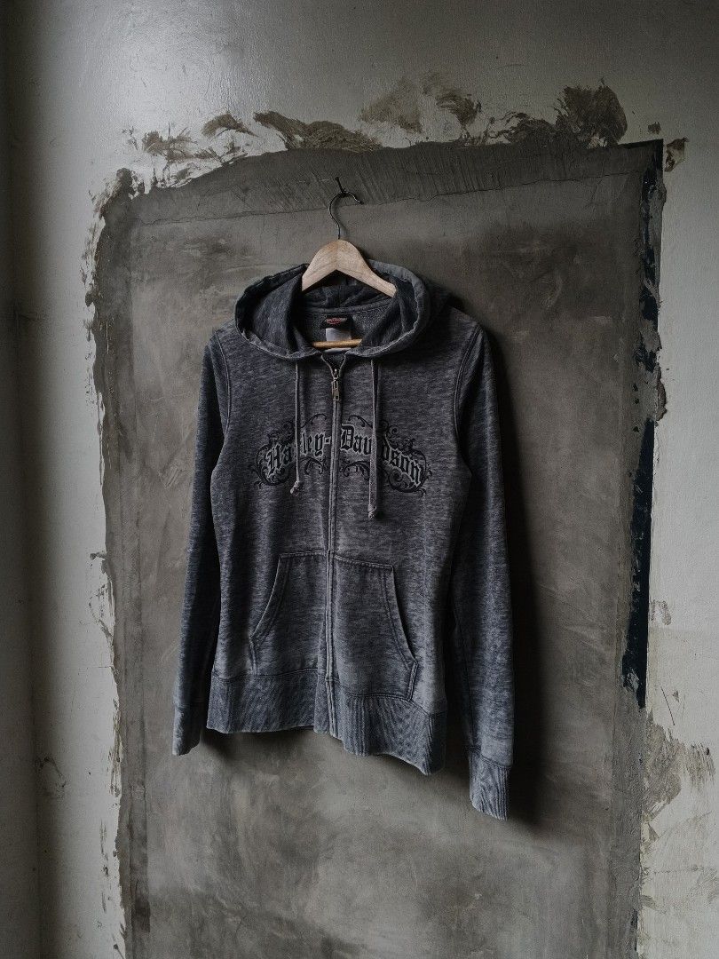 Y2K Harley Davidson Washed Grey Hoodie (Category: Coats, Jackets and Outerwear) located in Manila. Submitted by commonmwear (Listing ID 1454278617, Image 2). Description: Still in very good condition No major issues 10/10 Color rate 26 length 18 width Dm for more info! .