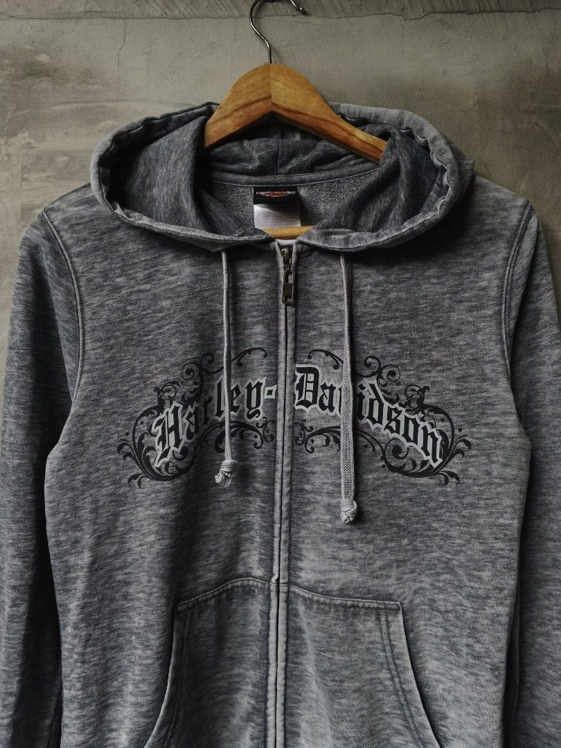 Y2K Harley Davidson Washed Grey Hoodie (Category: Coats, Jackets and Outerwear) located in Manila. Submitted by commonmwear (Listing ID 1454278617, Image 3). Description: Still in very good condition No major issues 10/10 Color rate 26 length 18 width Dm for more info! .