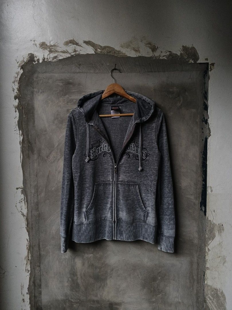Y2K Harley Davidson Washed Grey Hoodie (Category: Coats, Jackets and Outerwear) located in Manila. Submitted by commonmwear (Listing ID 1454278617, Image 1). Description: Still in very good condition No major issues 10/10 Color rate 26 length 18 width Dm for more info! .