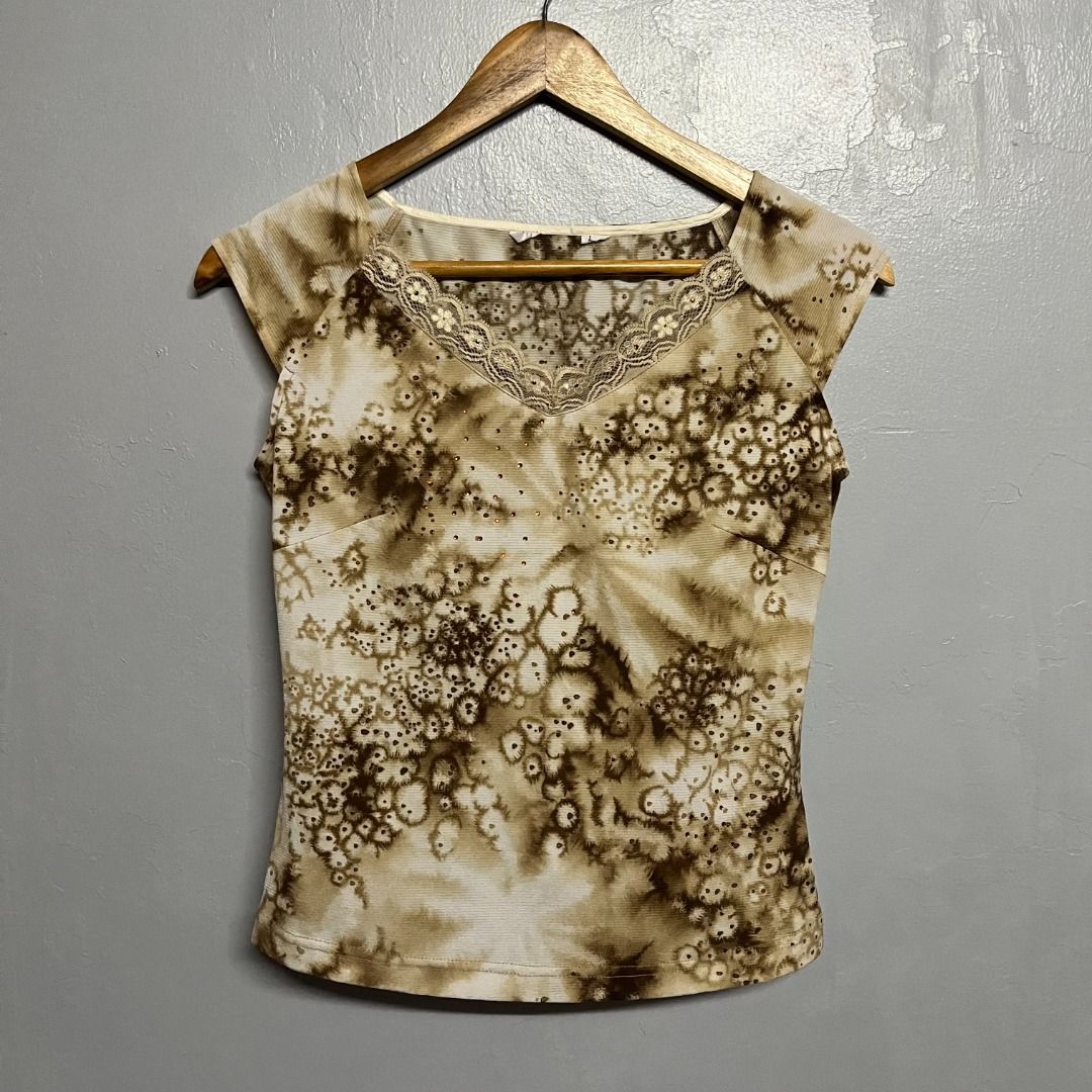 y2k Lace Sando Top (Category: Sleeveless) located in Manila. Submitted by yyyyyyves (Listing ID 1454256652, Image 1). Description: y2k Lace Sando Top Fits Small to Semi Large Cut tag Good condition, need wash only.