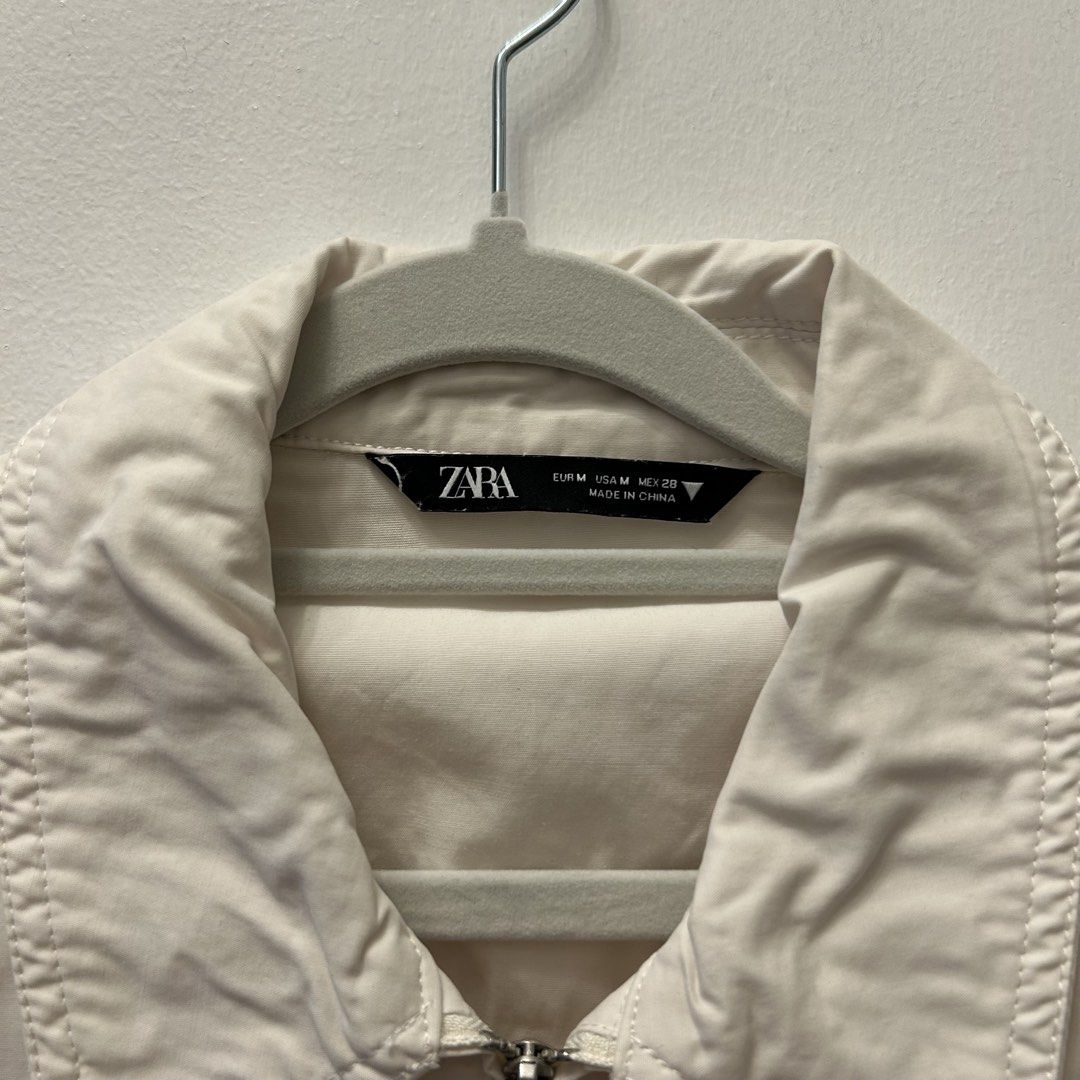 Zara Cream Collared Zip-Up Sleeveless Vest (Category: Sleeveless) located in Manila. Submitted by shop.mdc (Listing ID 1454233331, Image 2). Description: - Zara cream vest - Size: Medium (M) - Collared neckline - Zip-up front closure - Two front pockets - Elasticated hem - Sleeveless design - Perfect for layering.