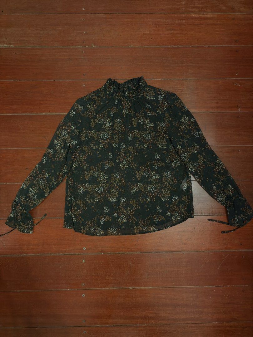 Zara Floral High Neck Blouse (Category: Blouses) located in Quezon City. Submitted by mbtew (Listing ID 1454336994, Image 1). Description: Size US 4 on tag, fabric is a bit see through.