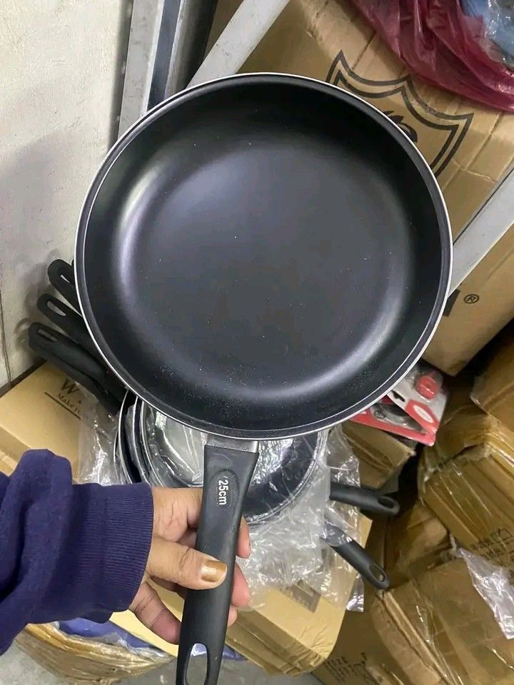 25cm Pan (Category: Cookware & Accessories) located in Makati City. Submitted by oideme (Listing ID 1454480472, Image 1). Description: .