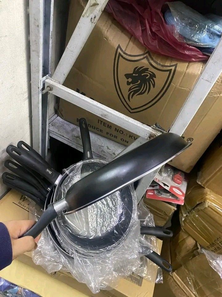 25cm Pan (Category: Cookware & Accessories) located in Makati City. Submitted by oideme (Listing ID 1454480472, Image 2). Description: .
