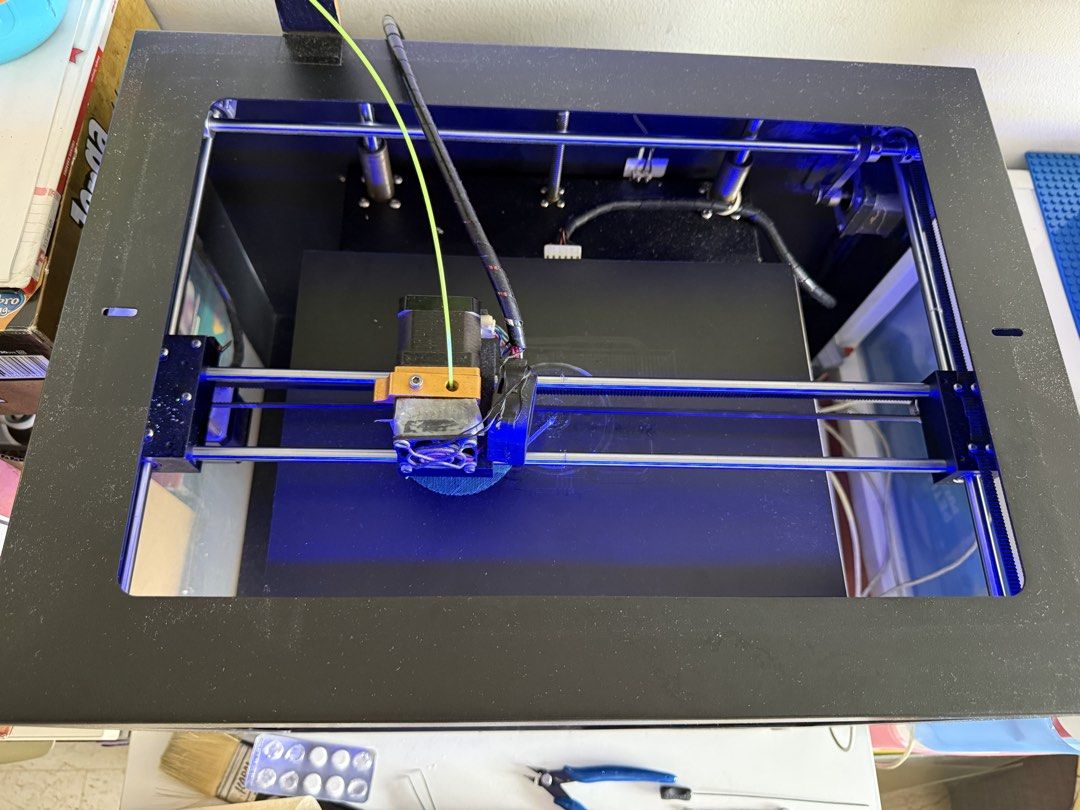 3D Printer (Category: Printers, Scanners & Copiers) located in Singapore. Submitted by ggsinga (Listing ID 1454452086, Image 3). Description: - 3D Printer available - Touch Screen in Chinese - Its heavy may be around 15 KG.