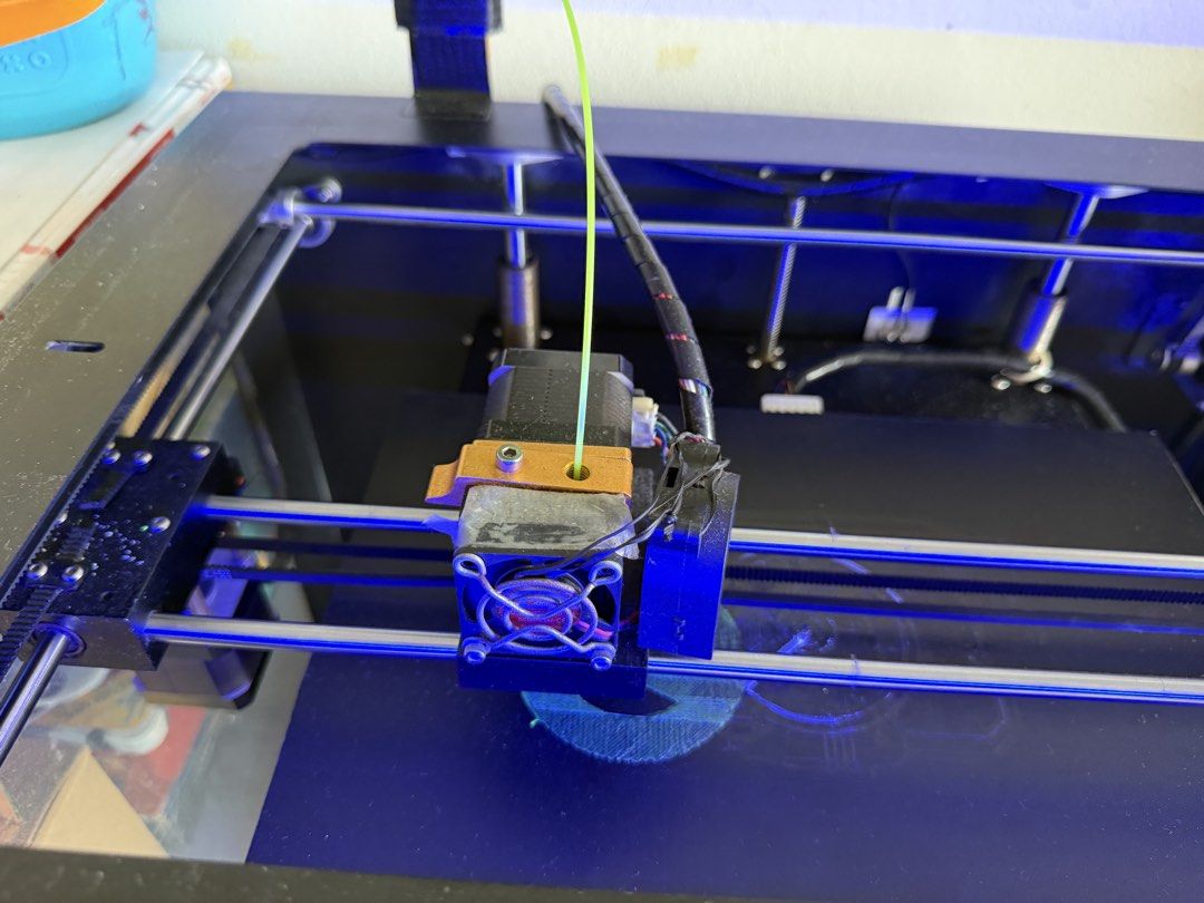 3D Printer (Category: Printers, Scanners & Copiers) located in Singapore. Submitted by ggsinga (Listing ID 1454452086, Image 2). Description: - 3D Printer available - Touch Screen in Chinese - Its heavy may be around 15 KG.