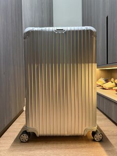 (Category: ) located in . Submitted by rimowa.collector (Listing ID 1454368531, Image 1). Description: .