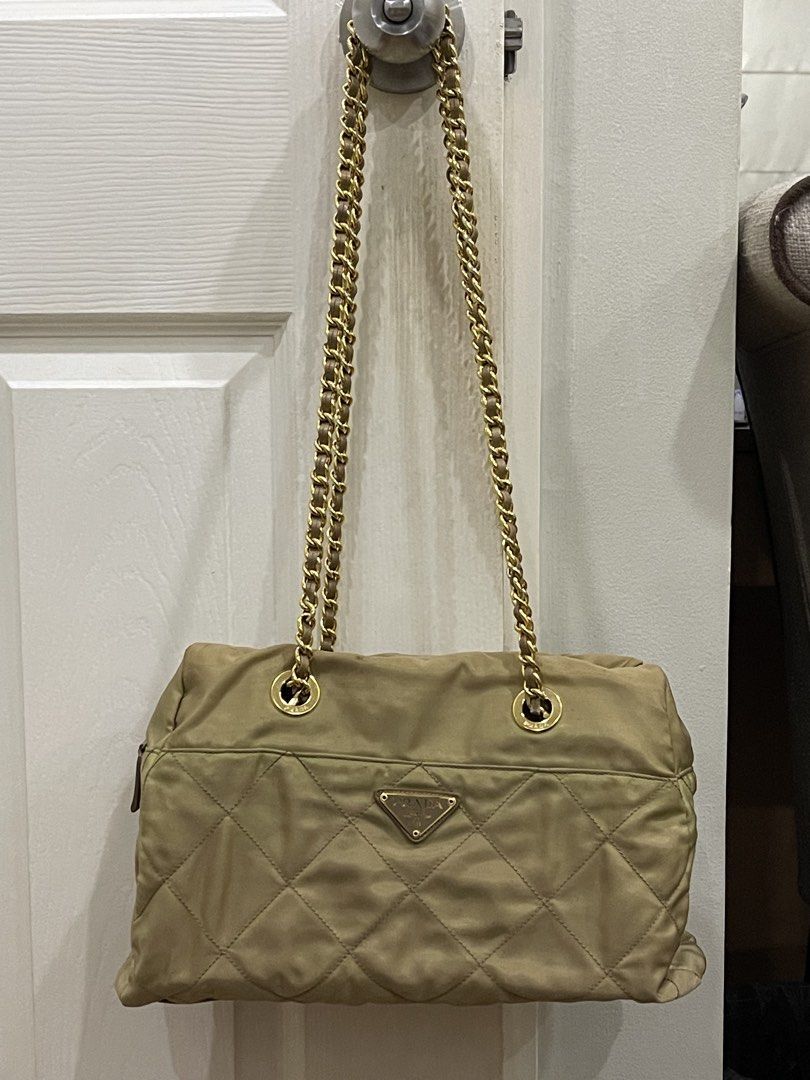 💯 Authentic Prada Chain Shoulder Bag (Category: Luxury Bags & Wallets) located in Antipolo. Submitted by immabratty (Listing ID 1454492875, Image 1). Description: Slightly Negotiable Needs spa RFS: Decluttering.