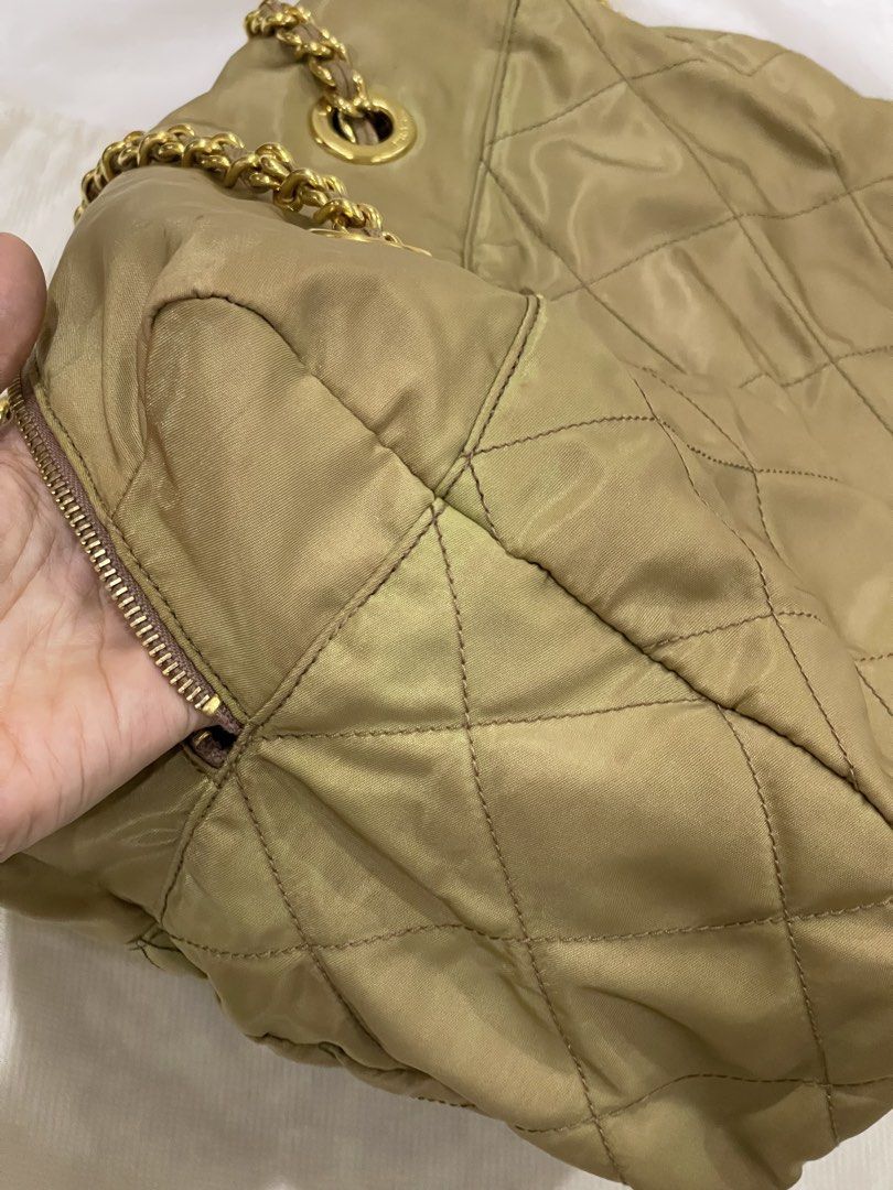 💯 Authentic Prada Chain Shoulder Bag (Category: Luxury Bags & Wallets) located in Antipolo. Submitted by immabratty (Listing ID 1454492875, Image 3). Description: Slightly Negotiable Needs spa RFS: Decluttering.