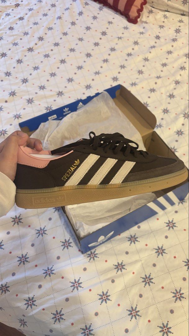 Adidas Handball Spezial (Category: Sneakers) located in Marikina City. Submitted by preloved.by.keithlynrose (Listing ID 1454387081, Image 2). Description: Brand New Unused Adidas Handball Spezial (US 8.5) -- with box and tags Bought on sale in Zalora for P4,500 (SRP is P6,000) RFS: Got too excited and accidentally ordered the wrong size.