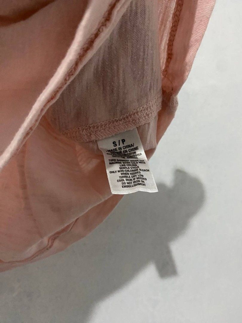 Aeropostale graphic top (Category: Blouses) located in San Rafael. Submitted by _foundbyk (Listing ID 1454524078, Image 2). Description: xs-small no issue.
